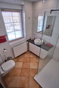 Modernes Bad mit gro&szlig;er Walk-in-Dusche